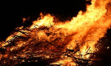COLONIA CAROYA: MULTITUDINARIA FOGATA DE SAN PEDRO Y SAN PABLO