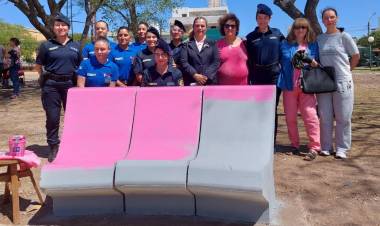 JESUS MARIA: se pintó un banco rosa para concientizar sobre la prevención del cáncer de mama