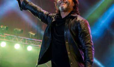 #VillaGeneralBelgrano : La magia de Diego Torres cautivó el escenario de la Oktoberfest, en su segunda jornada.