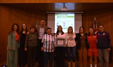 #PROVINCIAL : La Legislatura reconoció a Betina Soriano, futbolista de la Selección Argentina y del Club Belgrano