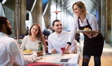 #ColoniaCaroya: Curso de atención al cliente en servicios gastronómicos 