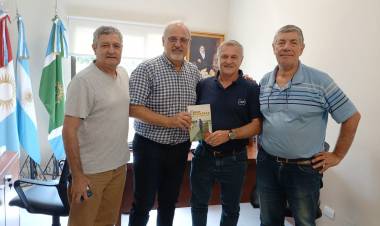 #SINSACATE - el Intendente Carlos Ciprián recibió a veteranos de Malvinas y al autor del libro “Diario de Malvinas”