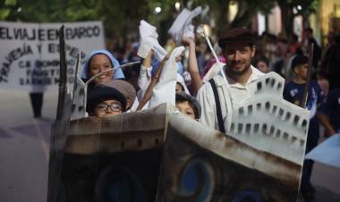 #COLONIACAROYA: Un desfile con mil personas haciendo una línea del tiempo de la ciudad