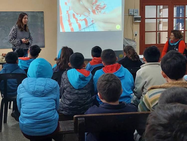 #JesusMaria : "Eco Bus América” estuvo en las escuelas para concientizar sobre el uso de plástico