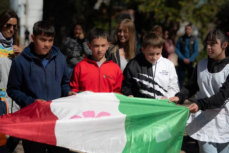 #PROVINICAL - Prunotto acompañó el izamiento, por primera vez, de la bandera de Villa Giardino
