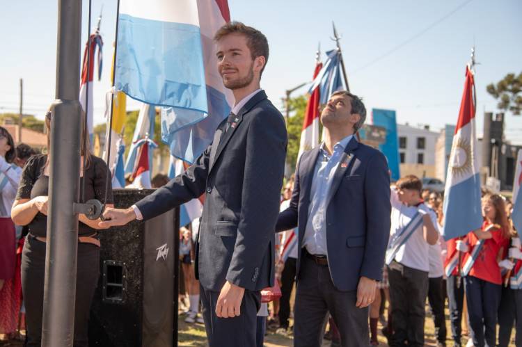 #JesusMaria: Jesús María hizo historia: La bandera oficial de la ciudad flameó por primera vez en un emotivo acto cívico