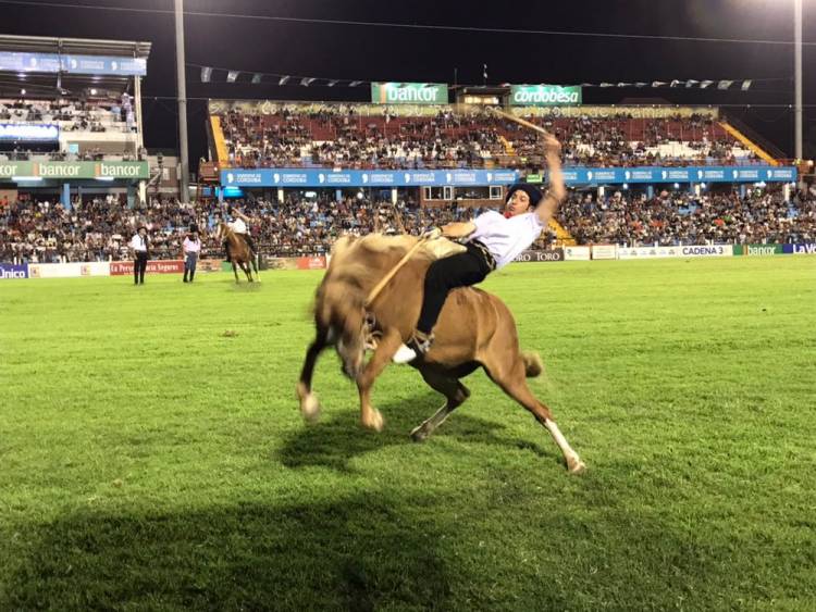#FESTIVAL - Quinta noche de jineteada: Uruguay arriba en dos categorías y cambio de líder en la restante