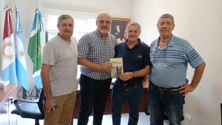 #SINSACATE - el Intendente Carlos Ciprián recibió a veteranos de Malvinas y al autor del libro “Diario de Malvinas”