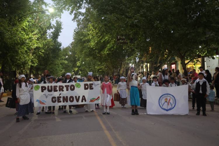 #COLONIACAROYA: Un desfile con mil personas haciendo una línea del tiempo de la ciudad