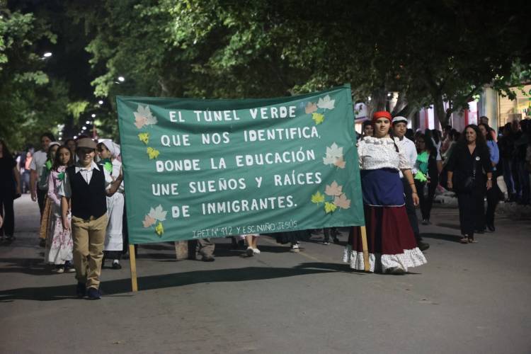 #COLONIACAROYA: Un desfile con mil personas haciendo una línea del tiempo de la ciudad