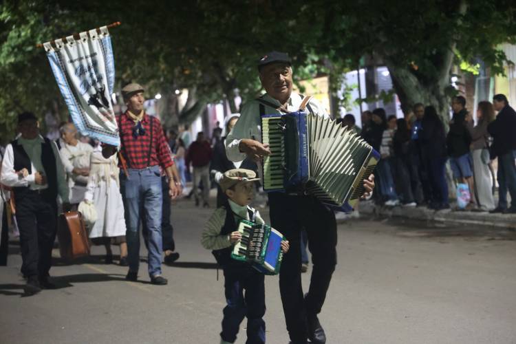 #COLONIACAROYA: Un desfile con mil personas haciendo una línea del tiempo de la ciudad